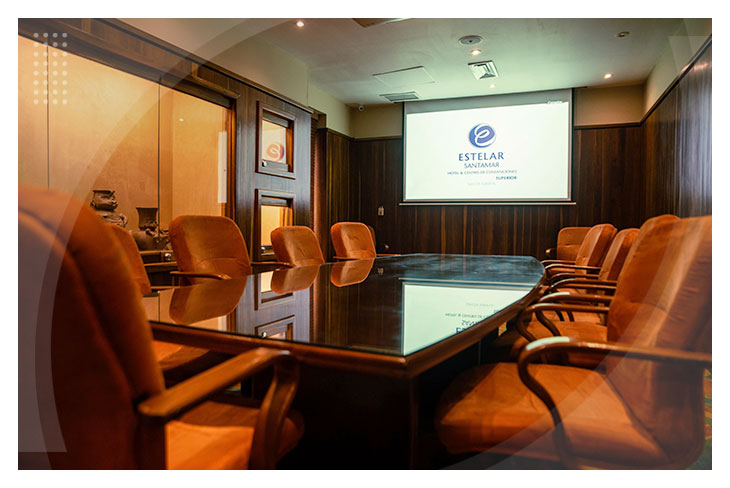 Moderna sala de reuniones con sillas tapizadas y pantalla de proyección para eventos empresariales o conferencias, ideales para las múltiples reservas en el hotel Santamar con descuento