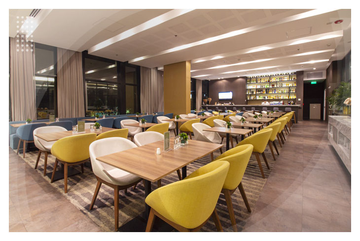 Restaurante de uno de los mejores hoteles en el Poblado Medellín, en el cual se puede disfrutar de un ambiente cálido, acompañado de múltiples mesas y una completa barra de licores