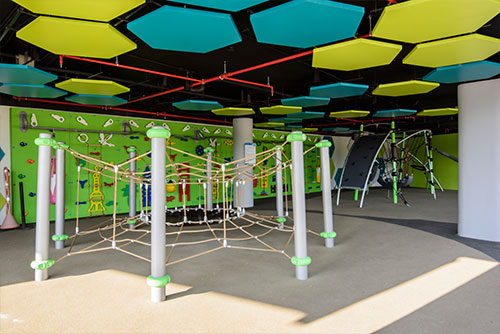 Instalaciones recreativas de Compensar del paquete todo incluido en Lagomar, donde se pueden ver un muro de escalar y estructuras de obstáculos